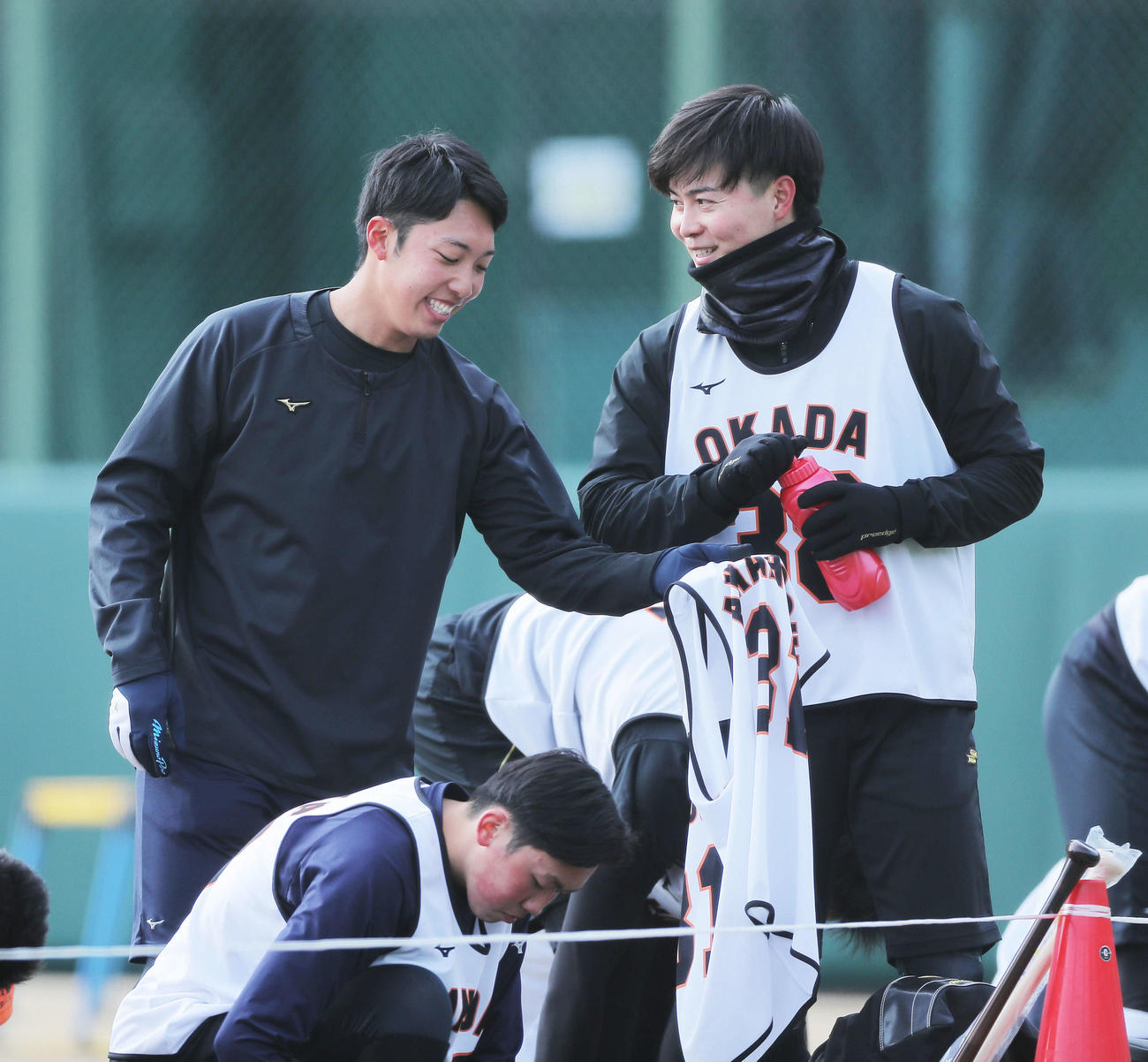 新人合同自主トレで巨人ドラフト5位の岡田（右）と笑顔で話す赤星（2022年1月19日撮影）