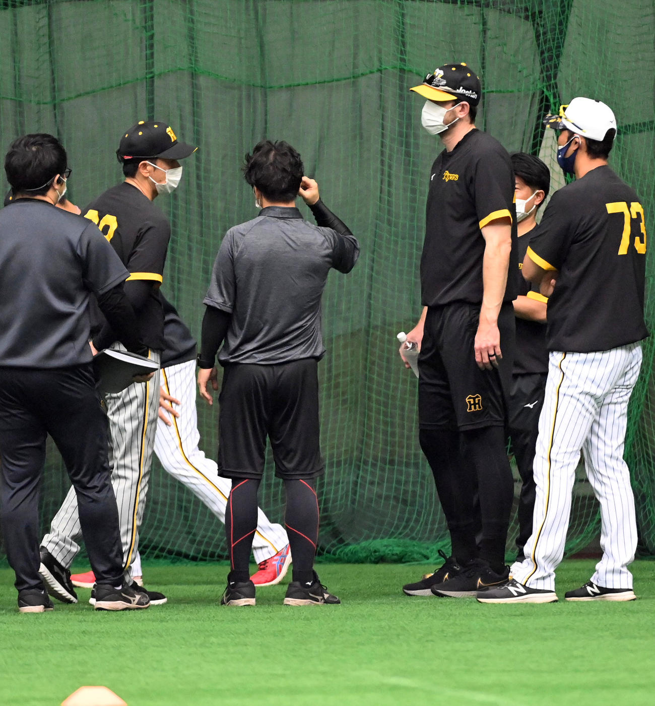 阪神矢野監督（左）と話すガンケル（撮影・前岡正明）