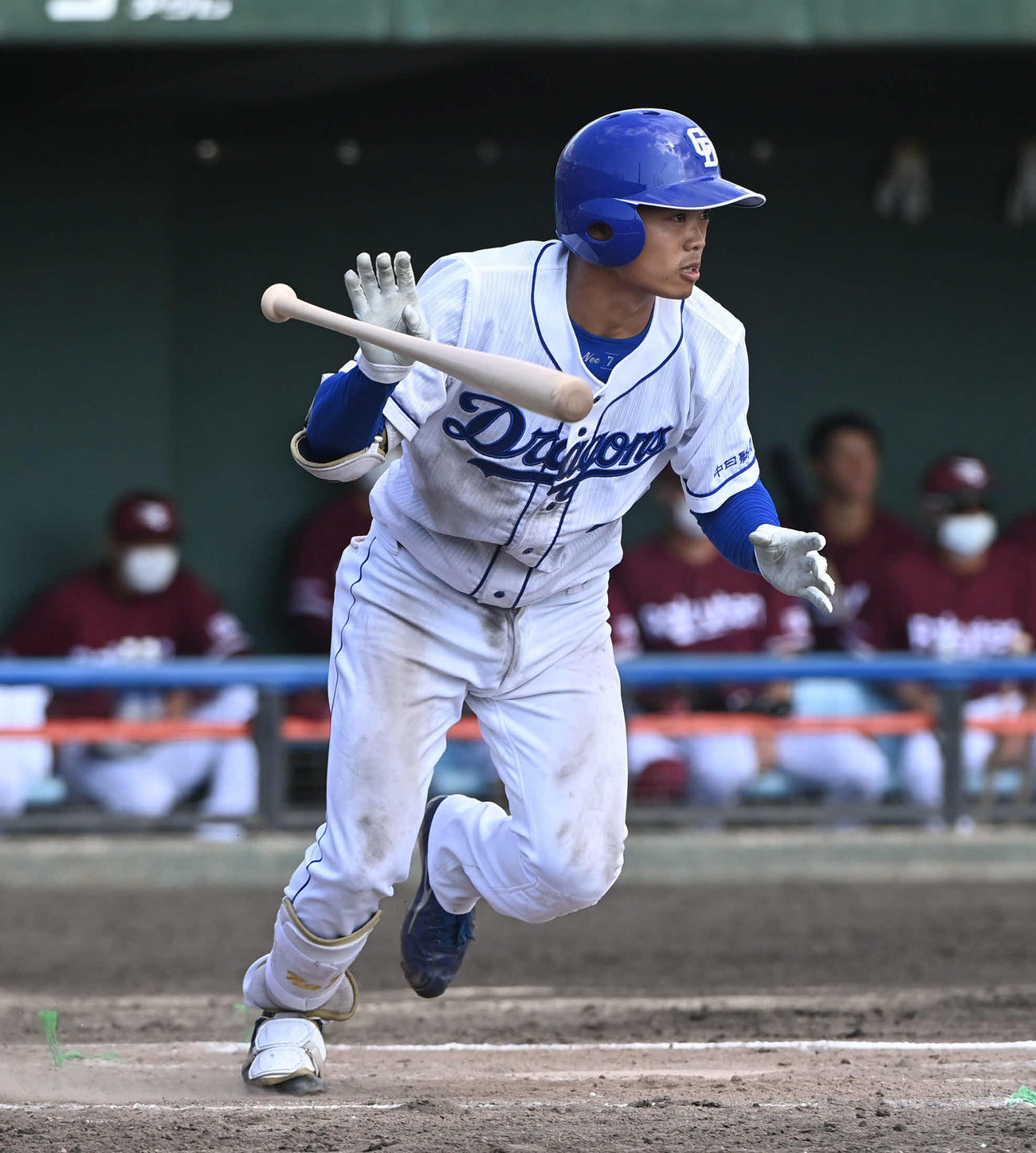 中日対楽天　6回裏中日2死一、三塁、右前適時打を放つ根尾（撮影・森本幸一）
