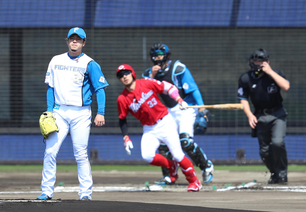 日本ハム対広島　1回表広島無死、菊池涼を中飛に仕留める堀（撮影・佐藤翔太）