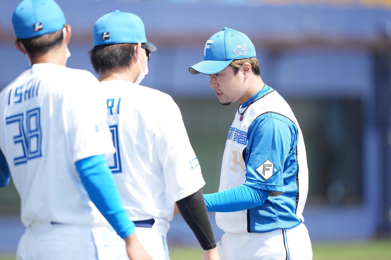 日本ハム対広島　1回表を無失点に抑え、ベンチへ戻る日本ハム堀（右）（撮影・鈴木みどり）
