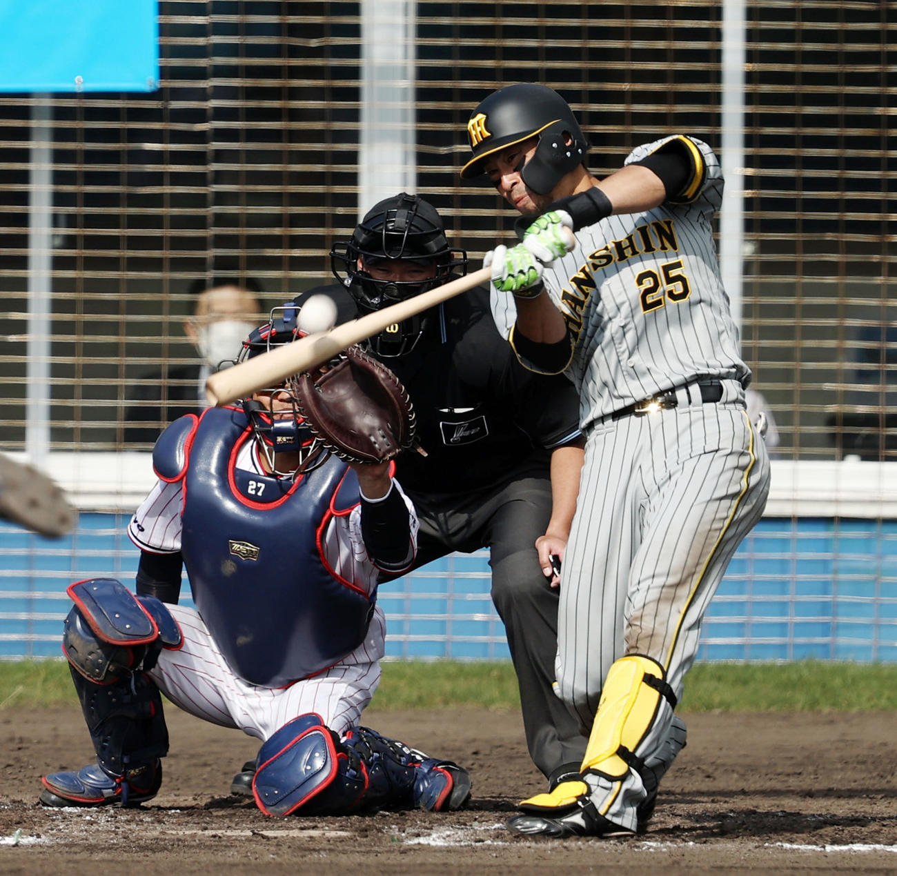ヤクルト対阪神　7回表阪神1死一塁、江越は左越え2点本塁打を放つ（撮影・加藤哉）