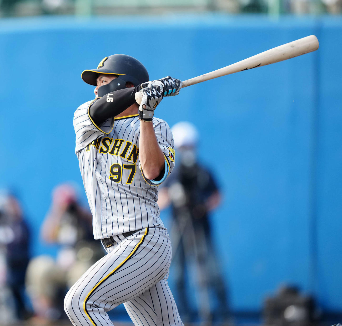 ヤクルト対阪神　9回表阪神2死一、二塁、左越え3点本塁打を放つ小野寺（撮影・江口和貴）