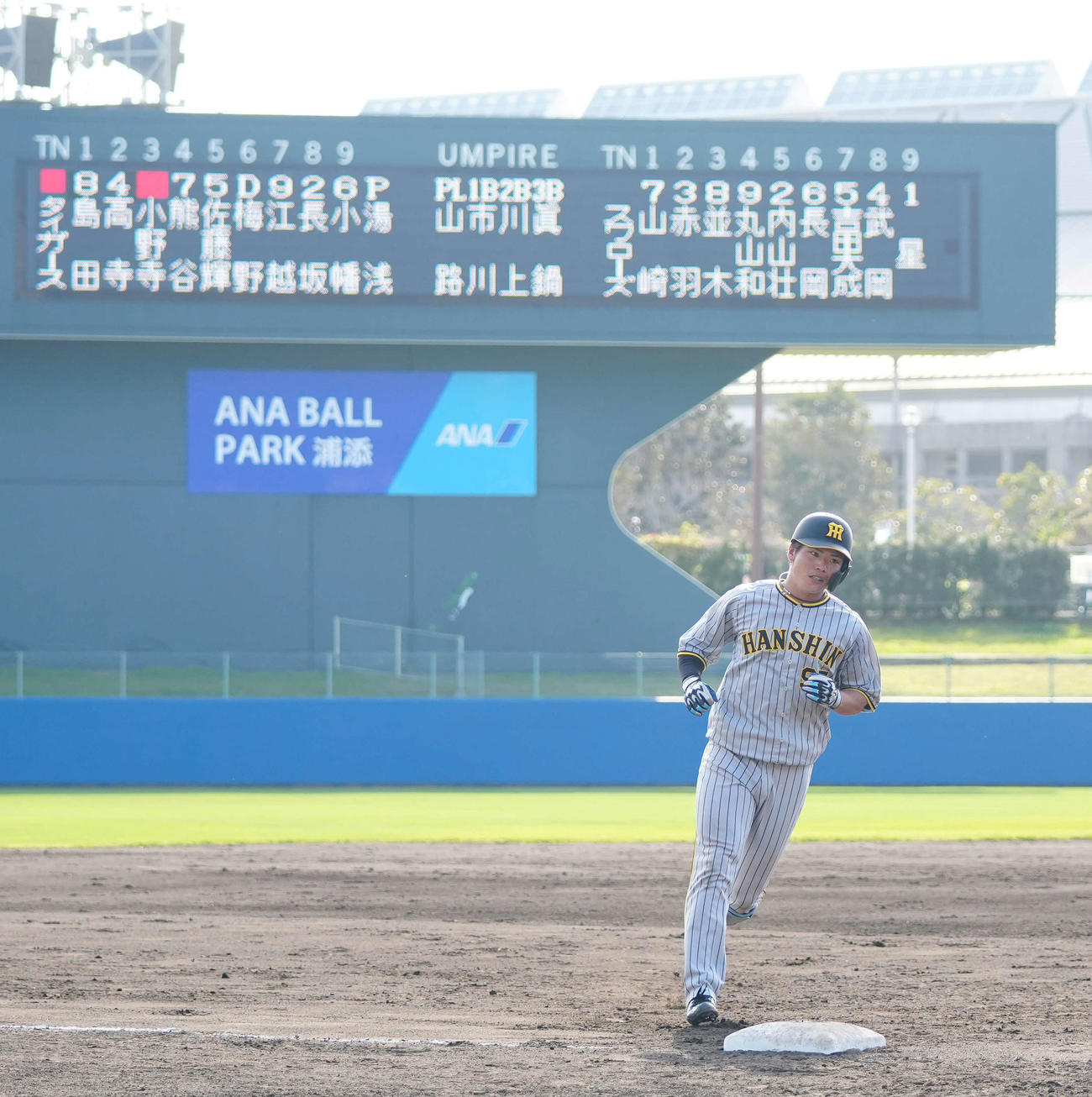 ヤクルト対阪神　9回表阪神2死一、二塁、3点本塁打を放ちダイヤモンドを1周する小野寺（撮影・江口和貴）