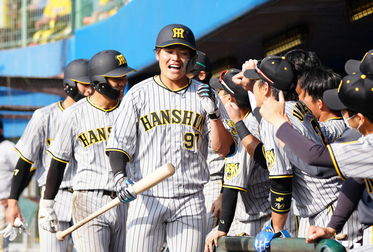 ヤクルト対阪神　9回表阪神2死一、二塁、3点本塁打を放ちチームメートに迎えられる小野寺（中央）（撮影・江口和貴）