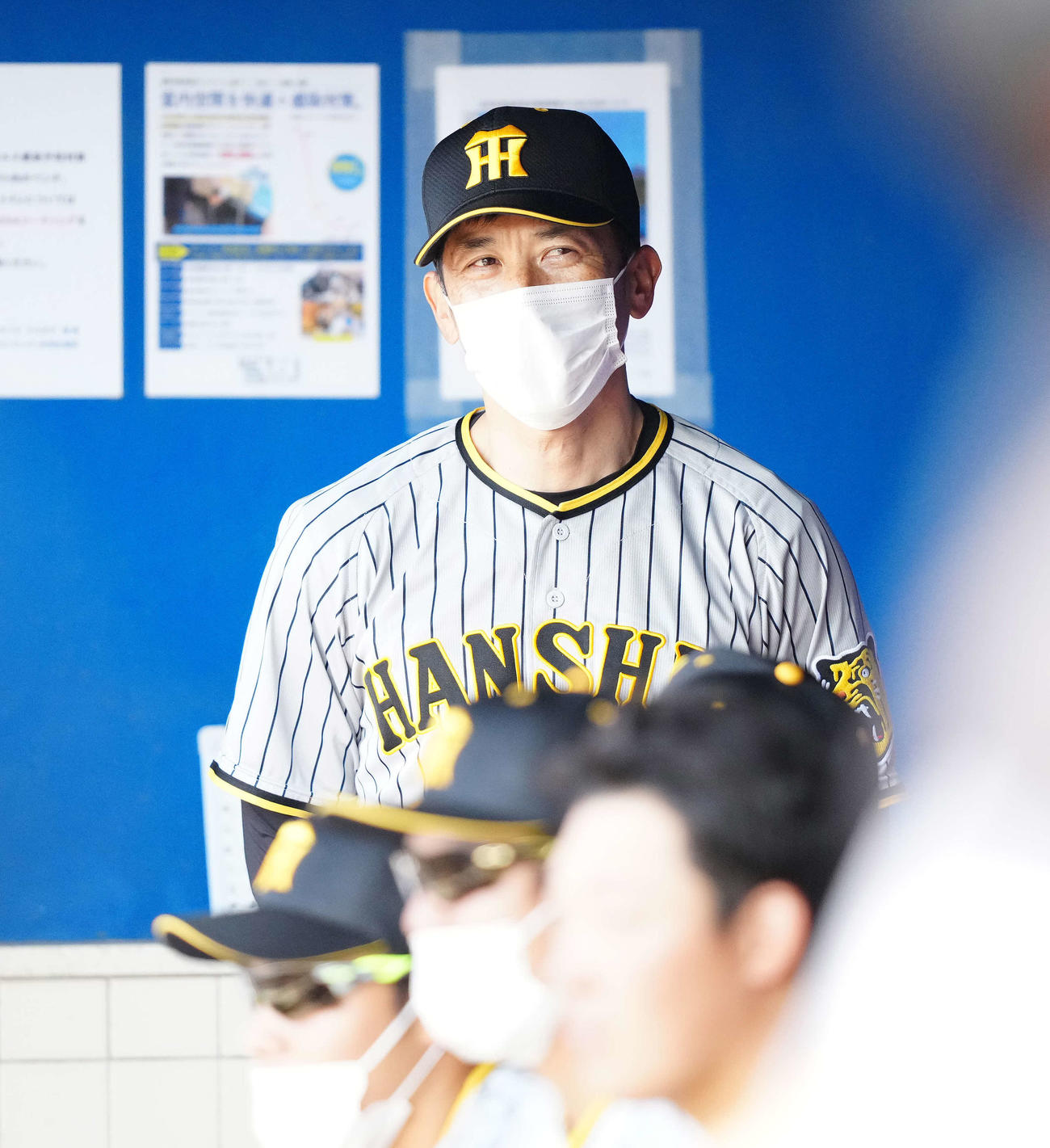 ヤクルト対阪神　3回表、ベンチで戦況を見守る阪神矢野監督（撮影・江口和貴）