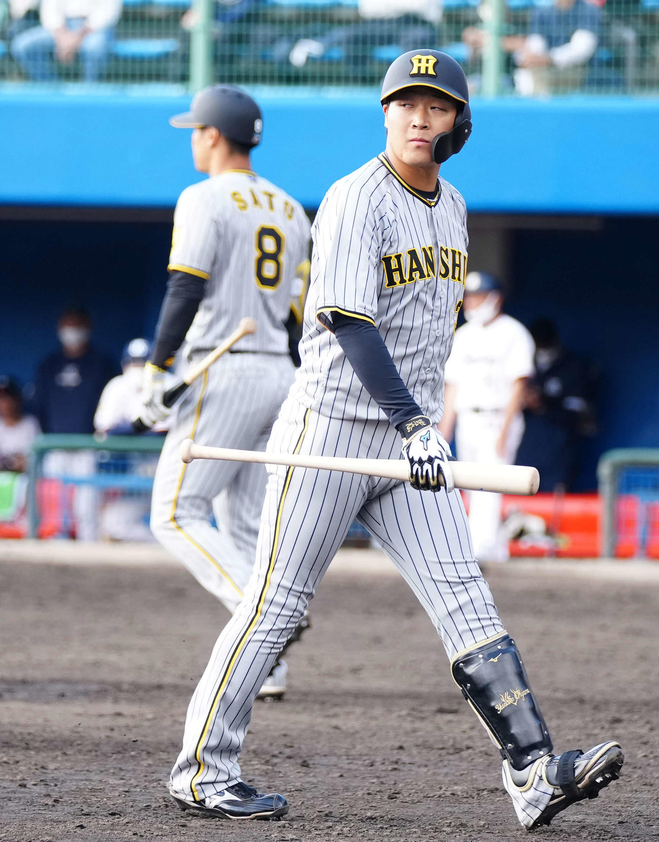 ヤクルト対阪神　8回表阪神無死二、三塁、空振り三振に倒れベンチに引き揚げる大山。後方は佐藤輝（撮影・江口和貴）