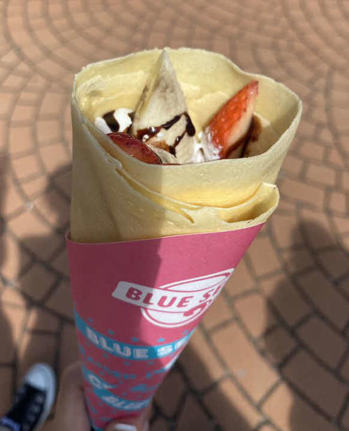 「ブルーシール」のイチゴバナナチョコクレープ