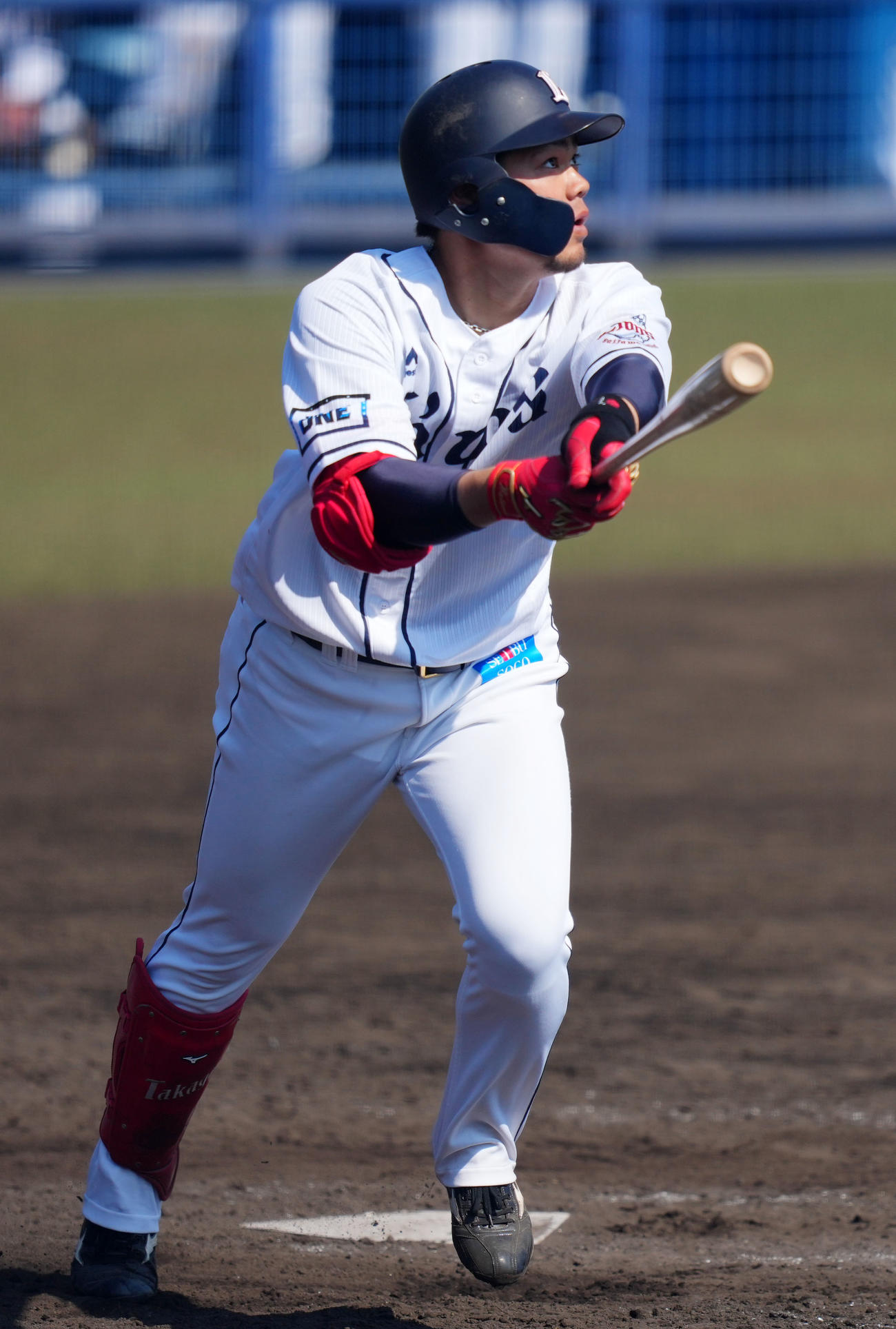 西武対ロッテ　4回裏西武2死一塁、右越え2点本塁打を放つ高木（撮影・横山健太）