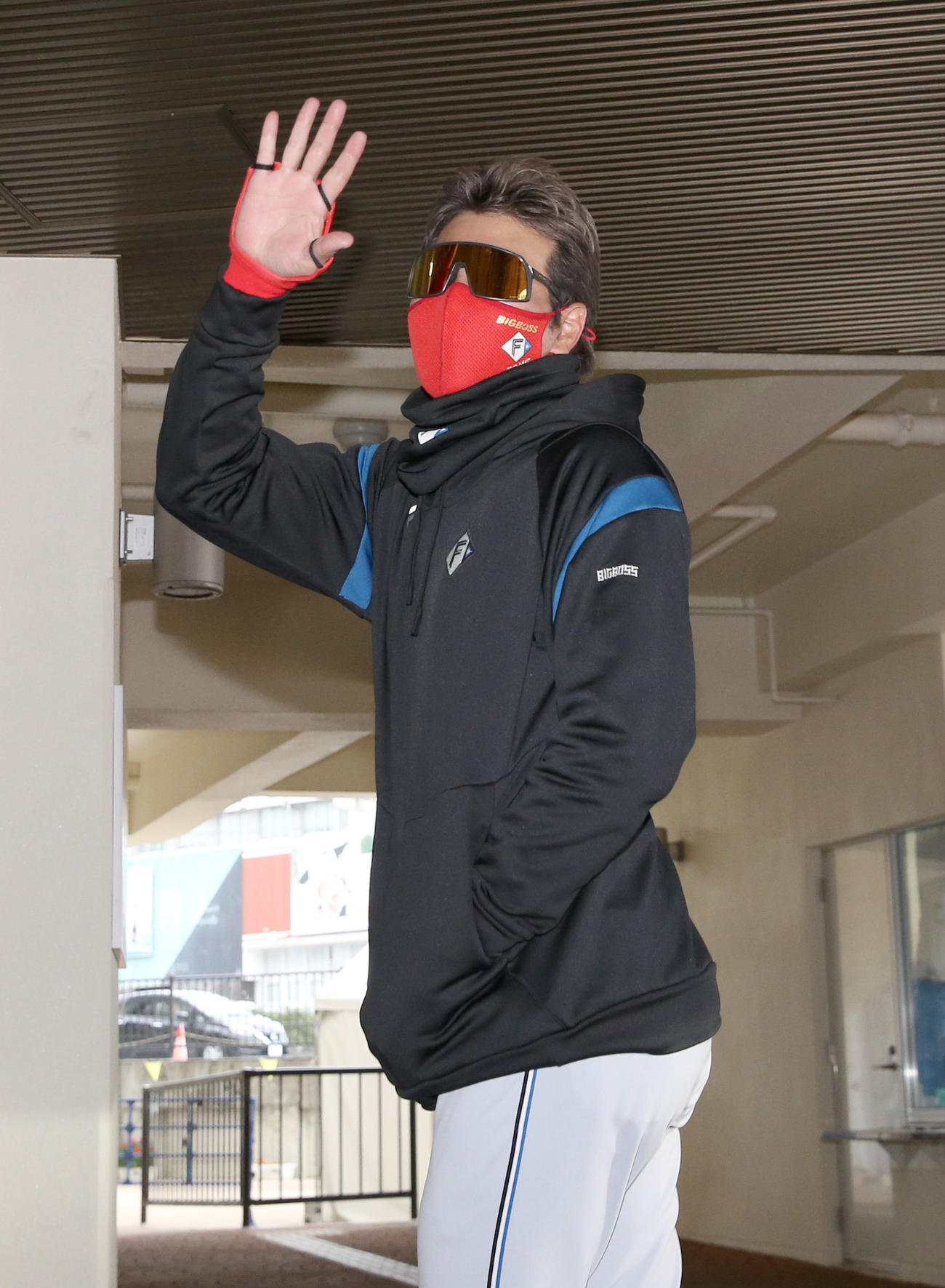 球場入りする日本ハム新庄監督（撮影・佐藤翔太）