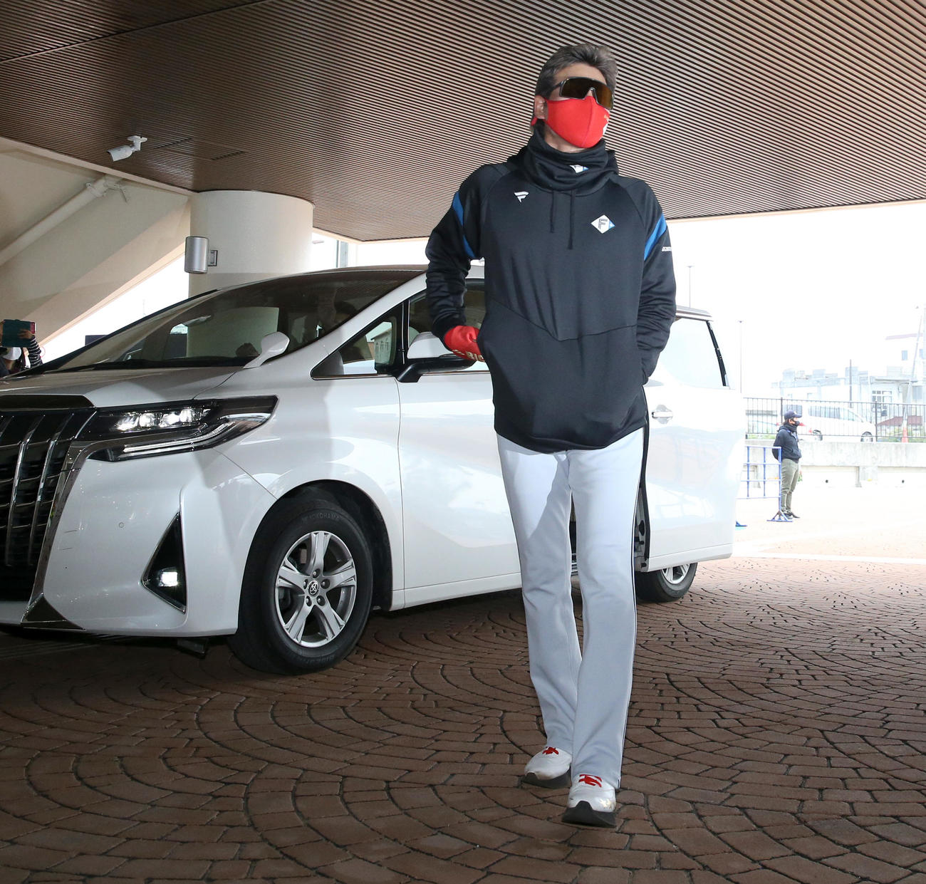 球場入りする日本ハム新庄監督（撮影・佐藤翔太）