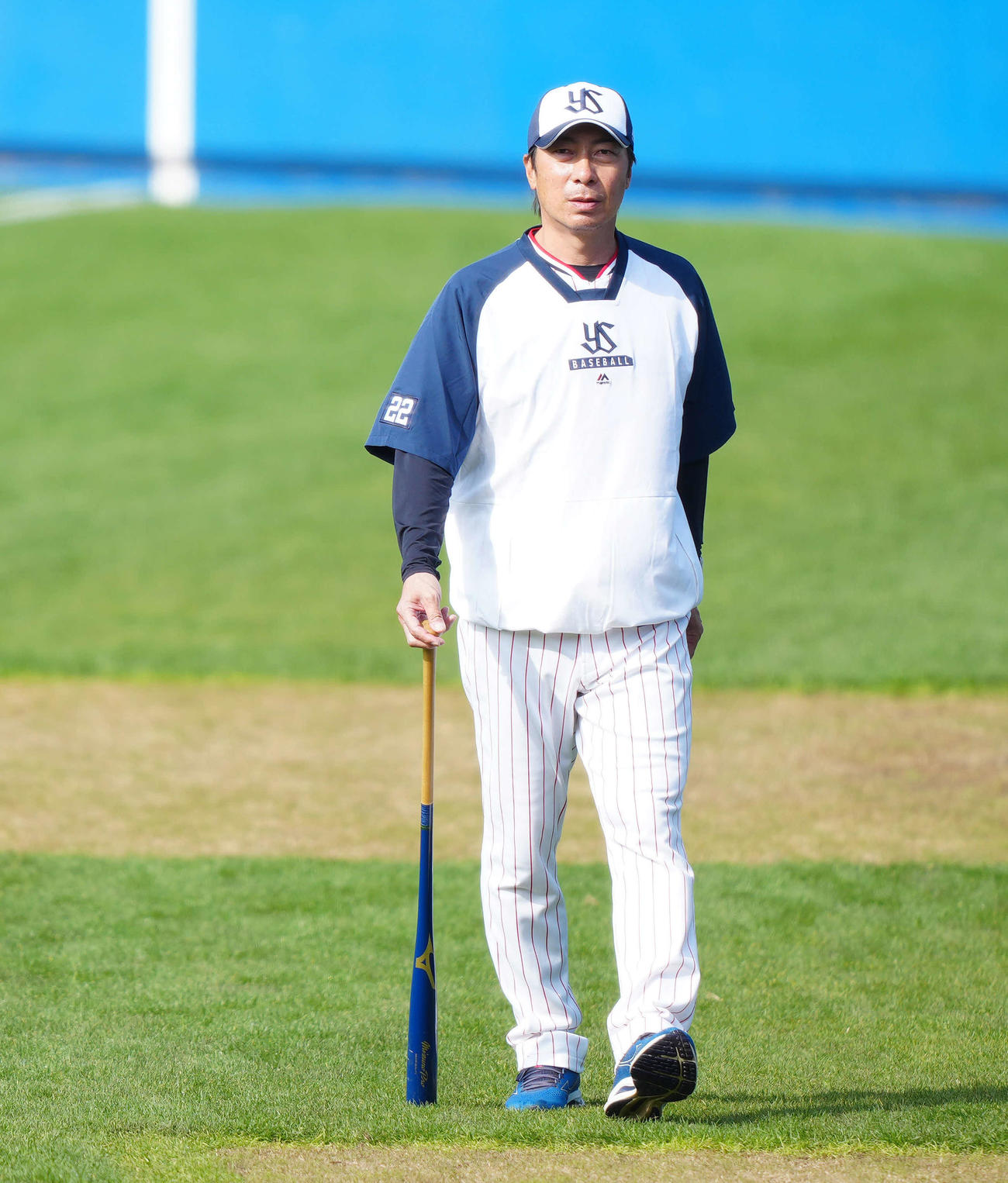 バットを手に移動するヤクルト高津監督（撮影・江口和貴）