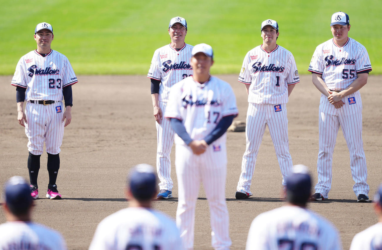 春季キャンプを打ち上げたヤクルト。後方左から青木、高津監督、山田、村上（撮影・江口和貴）