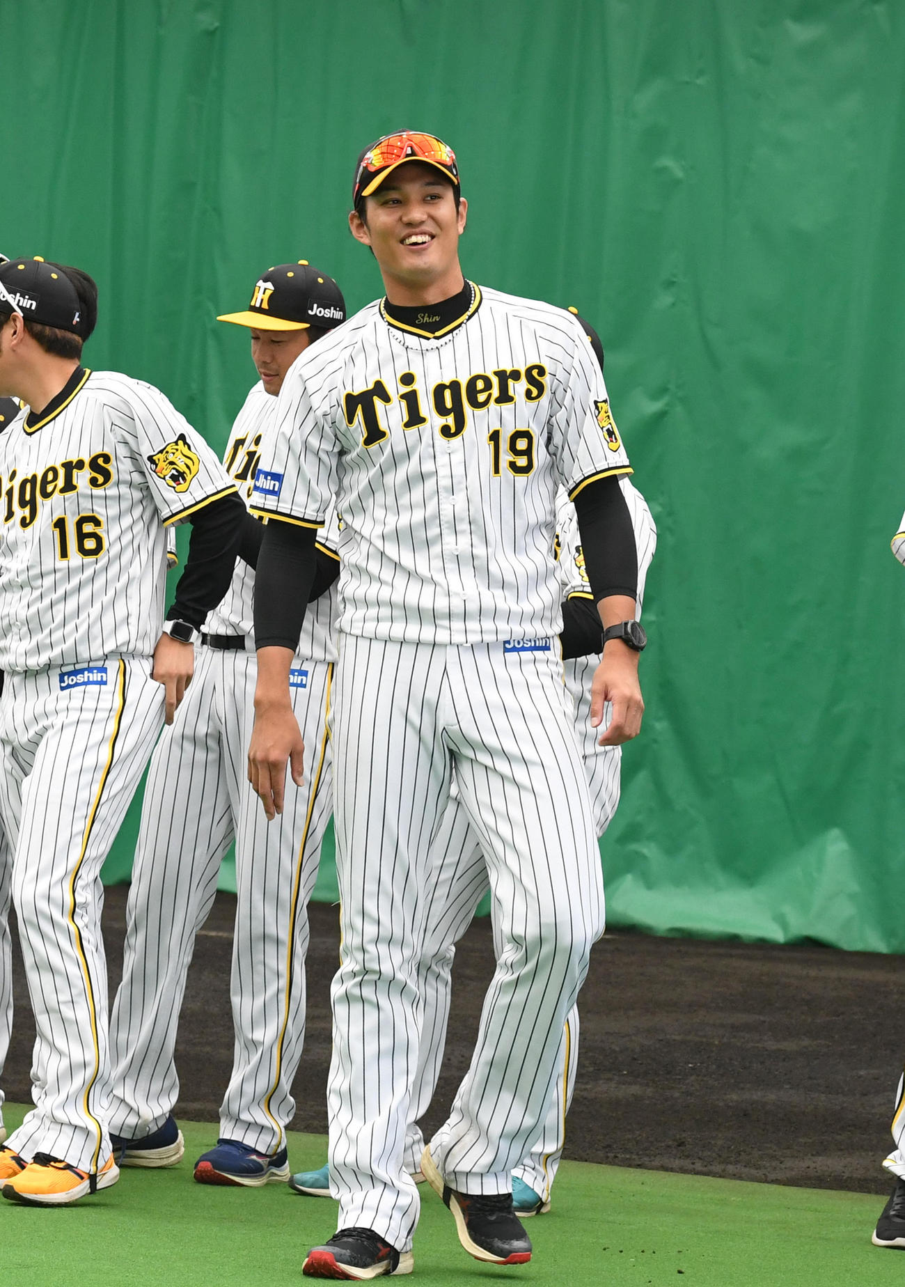 宜野座キャンプを打ち上げ、笑顔を見せる阪神藤浪（撮影・前岡正明）