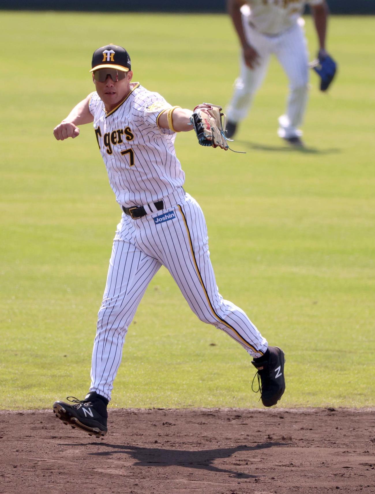 シートノックで本塁へ好返球しポーズを決める糸井嘉男（撮影・上田博志）