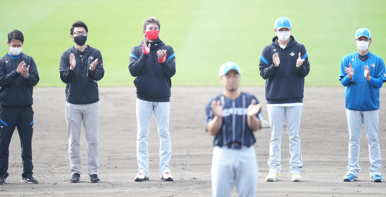手締めする日本ハム新庄監督（左から3人目）。手前は近藤（撮影・鈴木みどり）