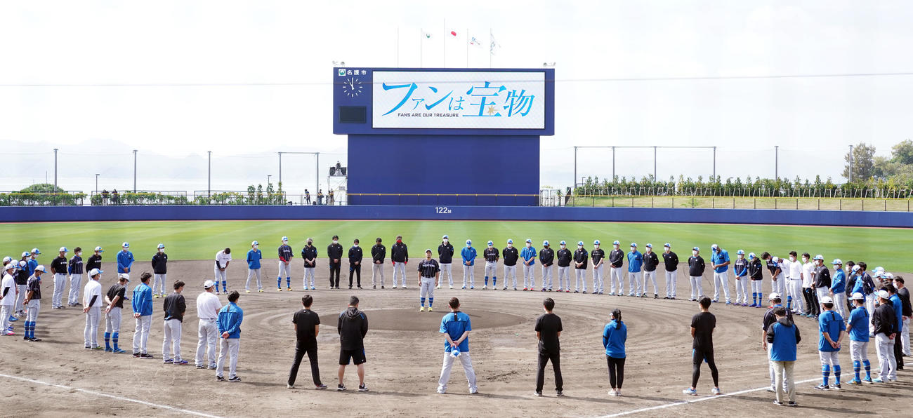 手締め前にあいさつする日本ハム近藤（撮影・鈴木みどり）