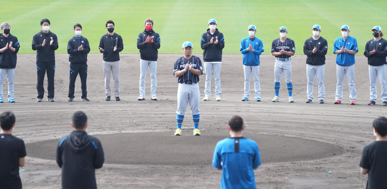 手締めする日本ハム新庄監督（左から5人目）。中央は近藤（撮影・鈴木みどり）