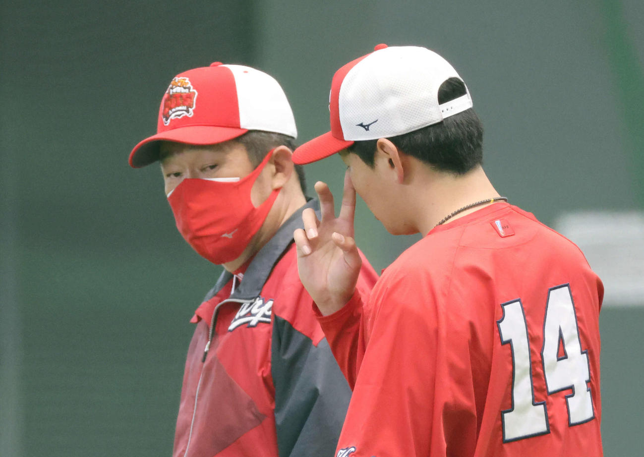広島大瀬良と話す佐々岡監督（左）（撮影・加藤孝規）