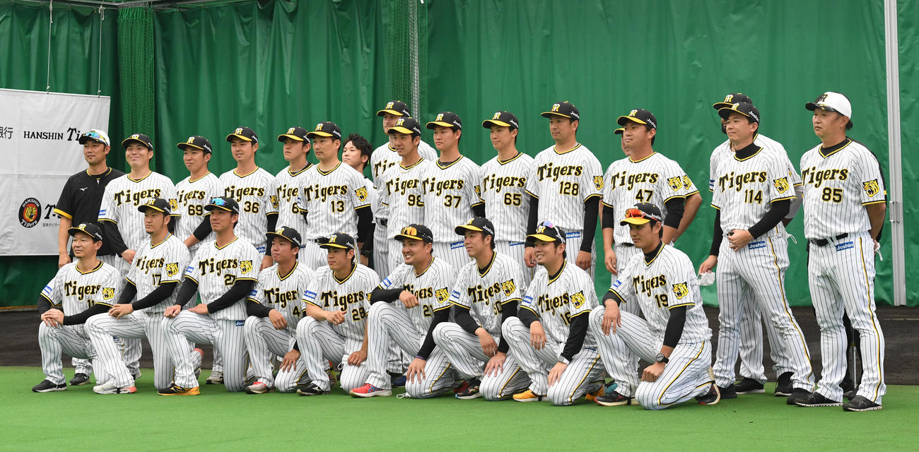 宜野座キャンプを打ち上げ、記念撮影を行う阪神投手陣（撮影・前岡正明）