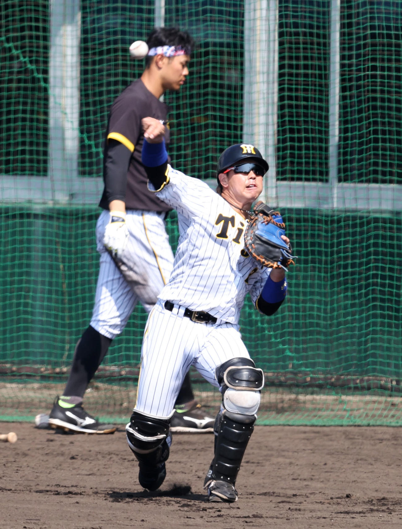 送球練習する梅野（撮影・加藤哉）