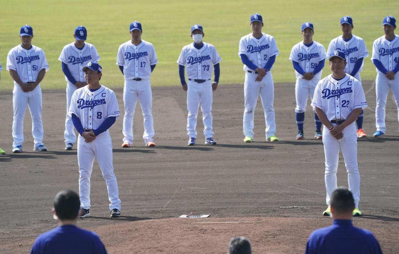キャンプ終了、手締め前にあいさつをする野手キャプテンの大島（手前左）（撮影・森本幸一）