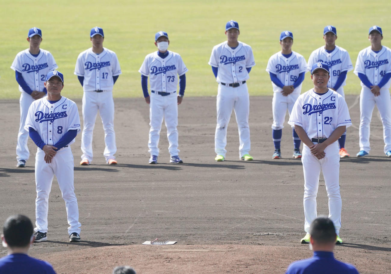 キャンプ終了、手締め前にあいさつをする投手キャプテンの大野雄（手前右）（撮影・森本幸一）