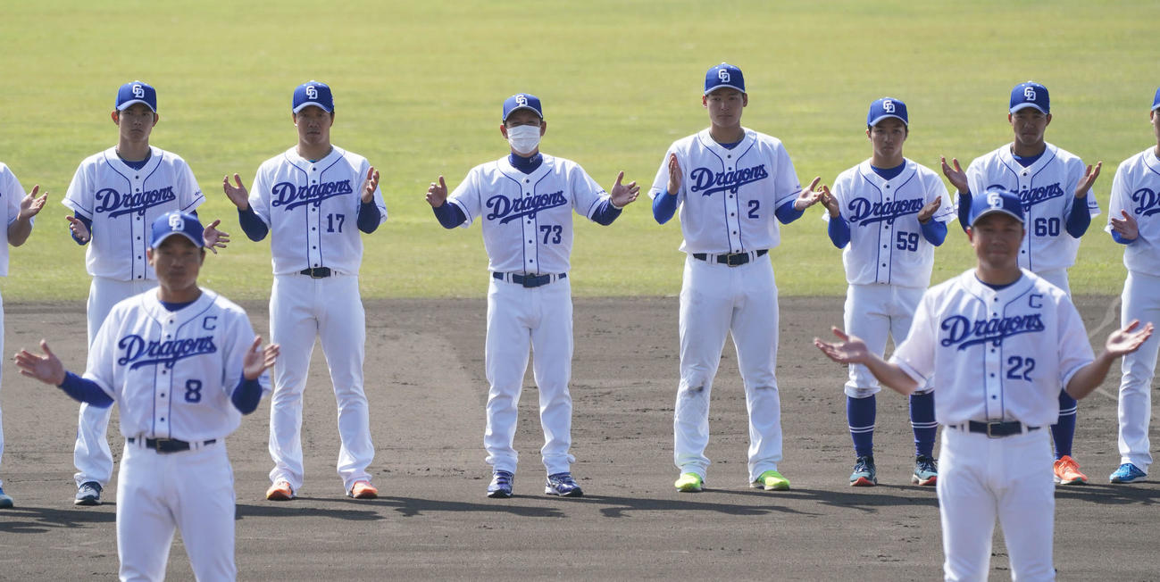 キャンプ終了、手締めをする立浪監督（中央）（撮影・森本幸一）