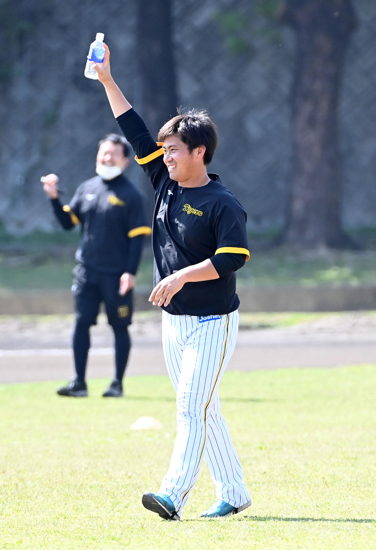 練習を終え笑顔を見せる阪神桐敷（撮影・前岡正明）