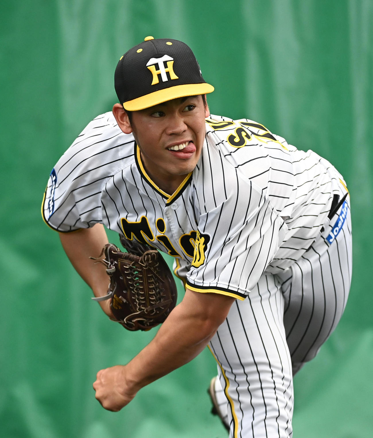 ブルペンで投球練習を行う阪神鈴木（撮影・前岡正明）