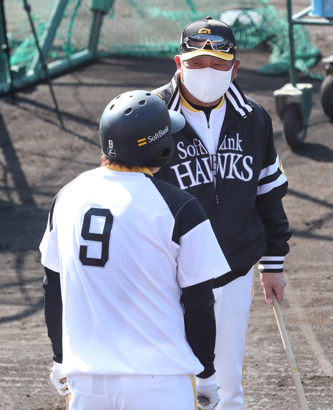 柳田悠岐と話をする藤本博史監督（撮影・梅根麻紀）