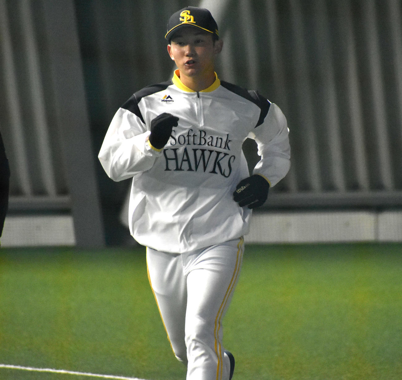 室内練習場でダッシュを行うソフトバンク正木（撮影・只松憲）