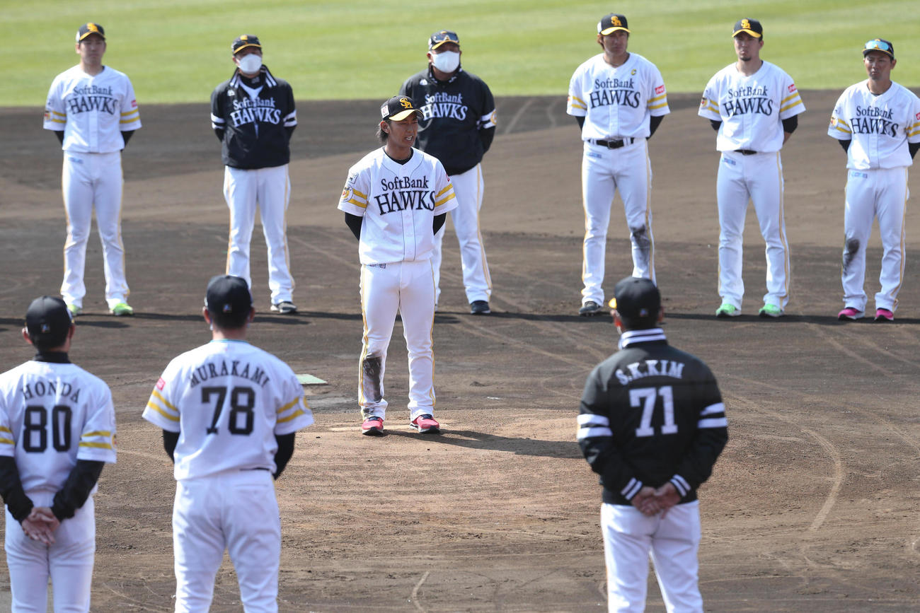 キャンプ打ち上げのこの日、選手会長の今宮健太はあいさつをする（撮影・梅根麻紀）