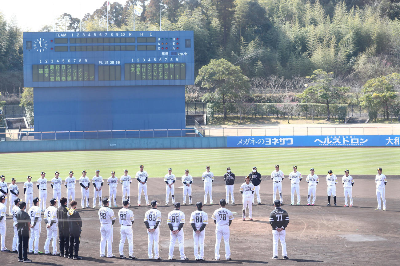 キャンプ打ち上げのこの日、選手会長の今宮健太はあいさつをする（撮影・梅根麻紀）