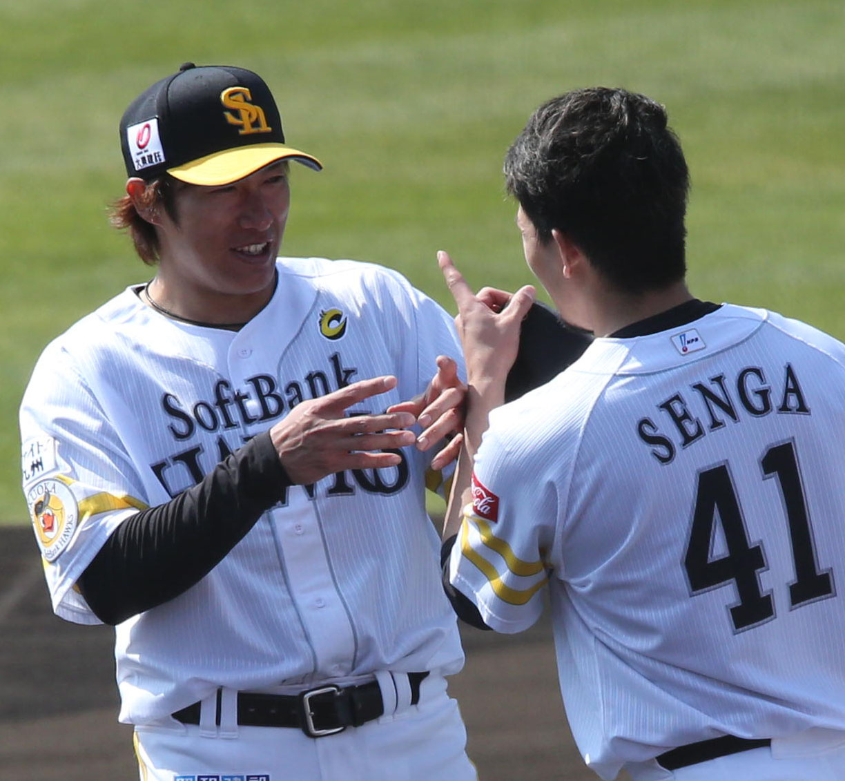 鼻毛出てますよ？柳田悠岐に言う千賀滉大（撮影・梅根麻紀）