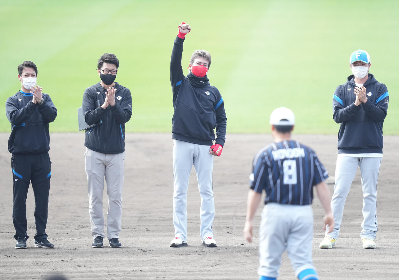手締め後、ガッツポーズする日本ハム新庄監督（中央）。手前は近藤（撮影・鈴木みどり）