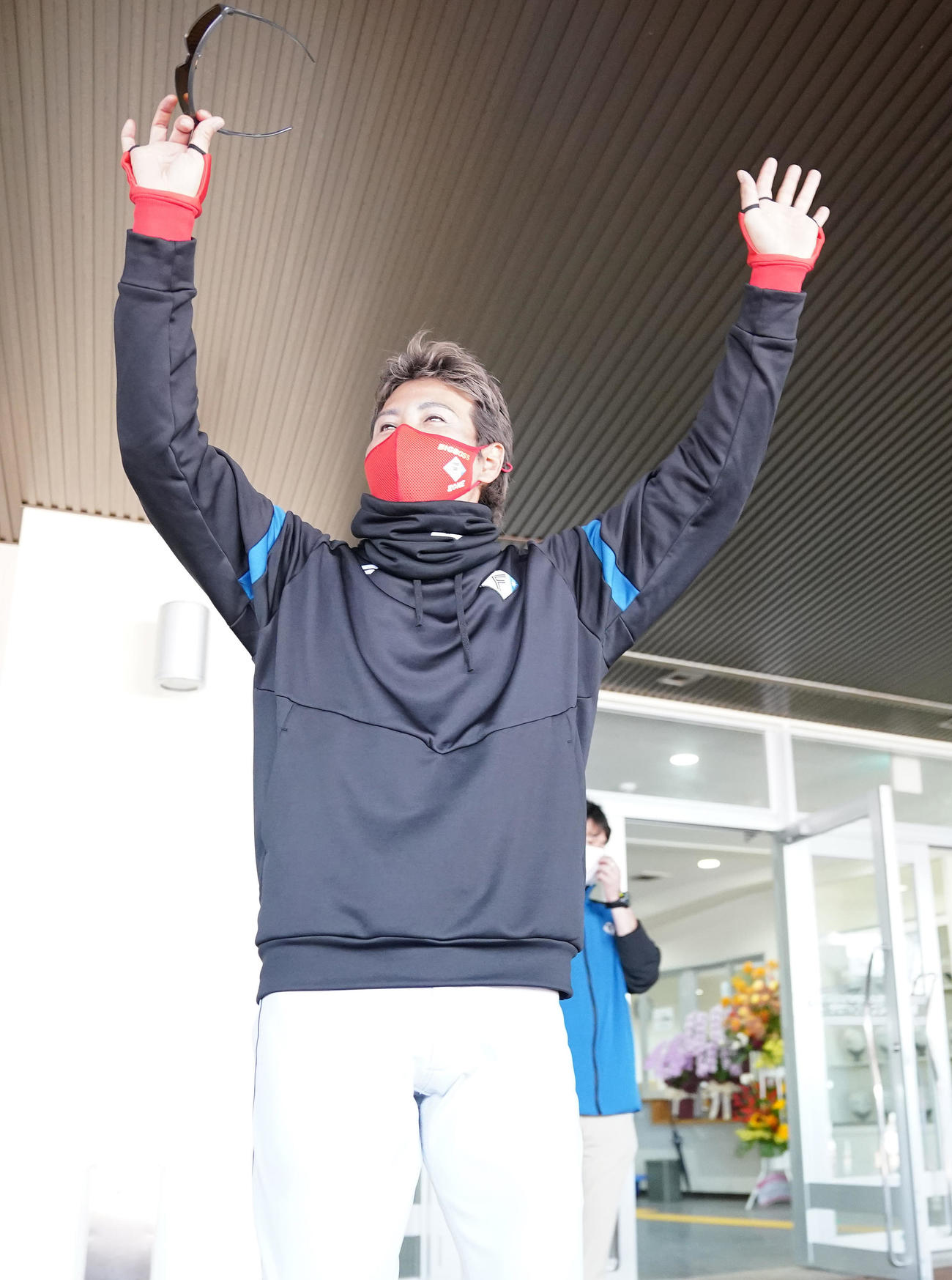 キャンプを打ち上げ、球場を出る前に声援に応える日本ハム新庄監督（撮影・鈴木みどり）