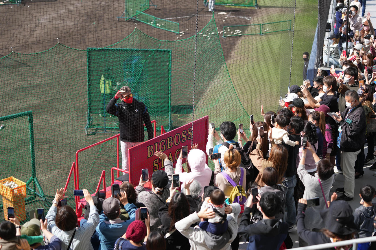 ビッグボスステージでファンの声援に応える日本ハム新庄監督（撮影・鈴木みどり）