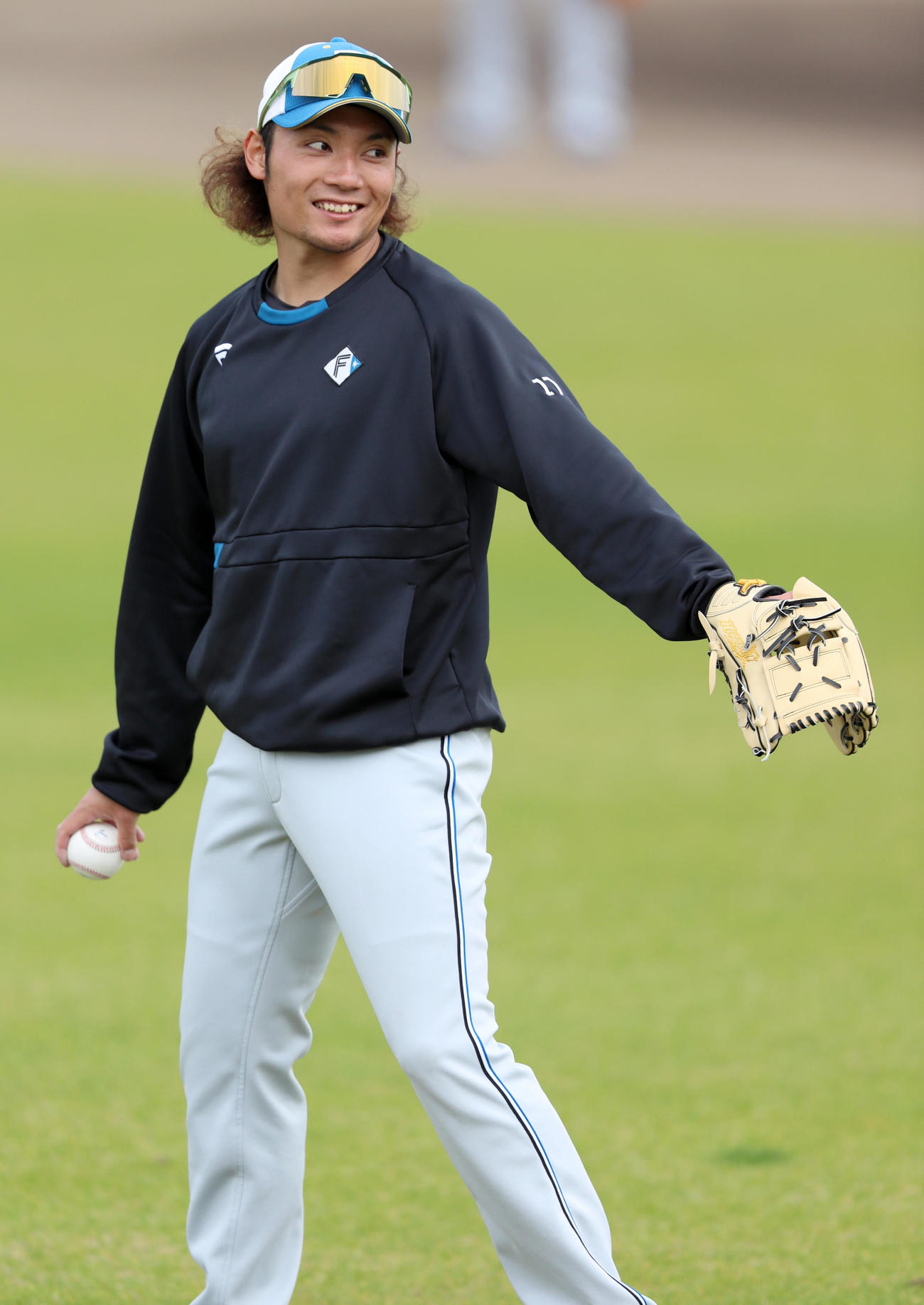 笑顔を見せる日本ハム伊藤（撮影・佐藤翔太）