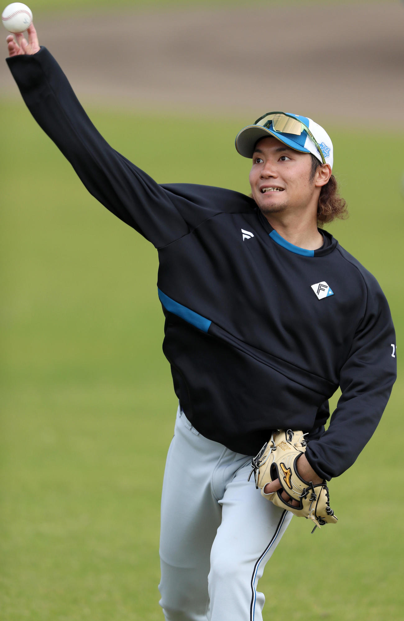 キャッチボールをする日本ハム伊藤（撮影・佐藤翔太）