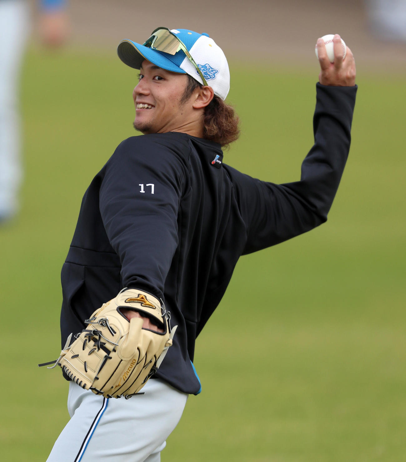 キャッチボールをする日本ハム伊藤（撮影・佐藤翔太）