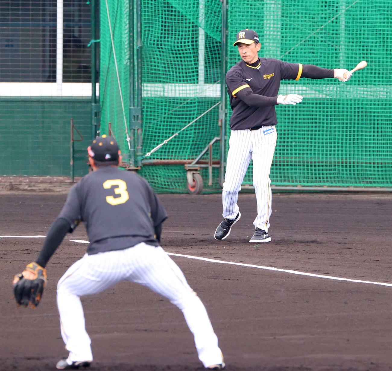 矢野監督は早出特守の大山にノックする（撮影・上田博志）