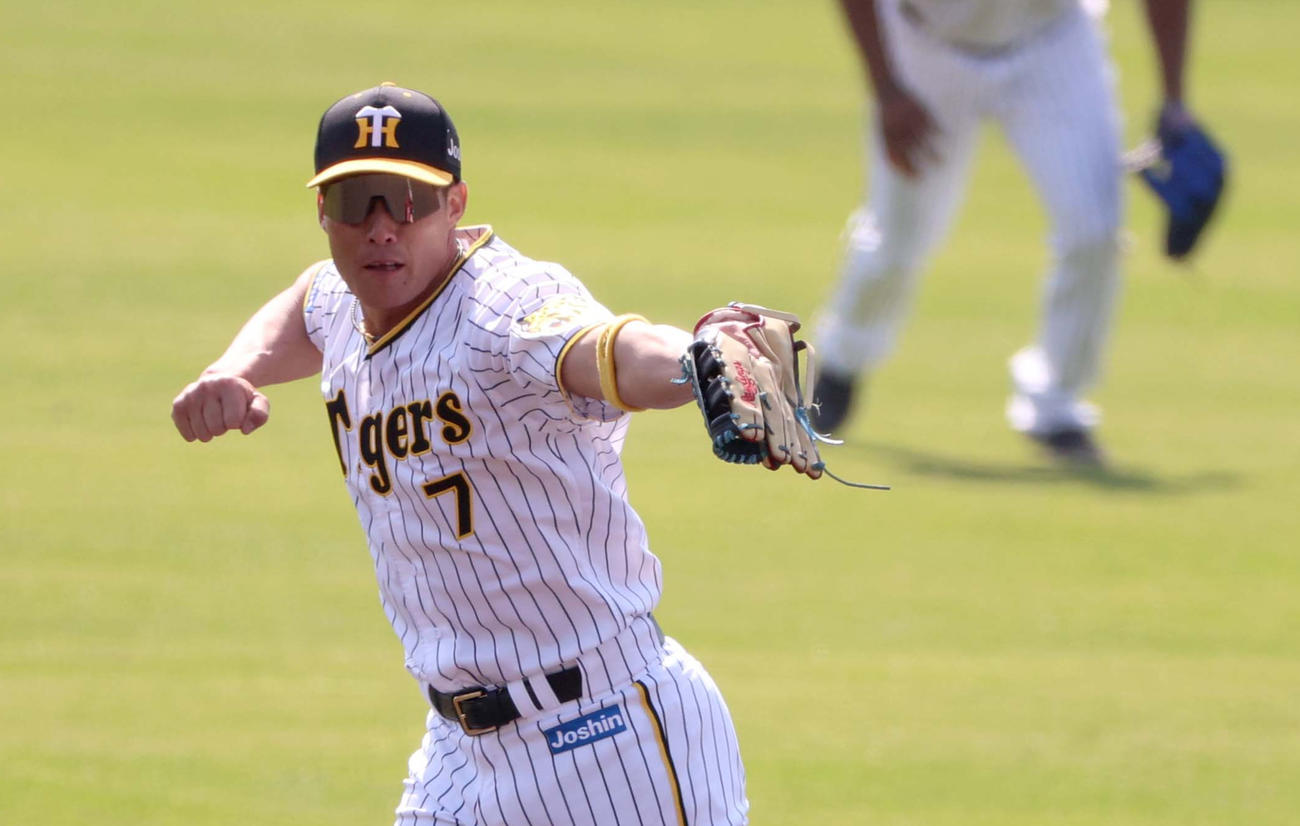 シートノックで本塁へ好返球しポーズを決める阪神糸井嘉男（撮影・上田博志）