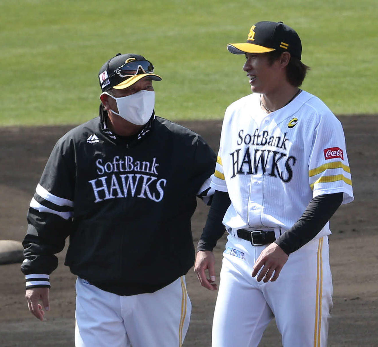 キャンプを打ち上げ、柳田（右）に話しかける藤本監督（撮影・梅根麻紀）