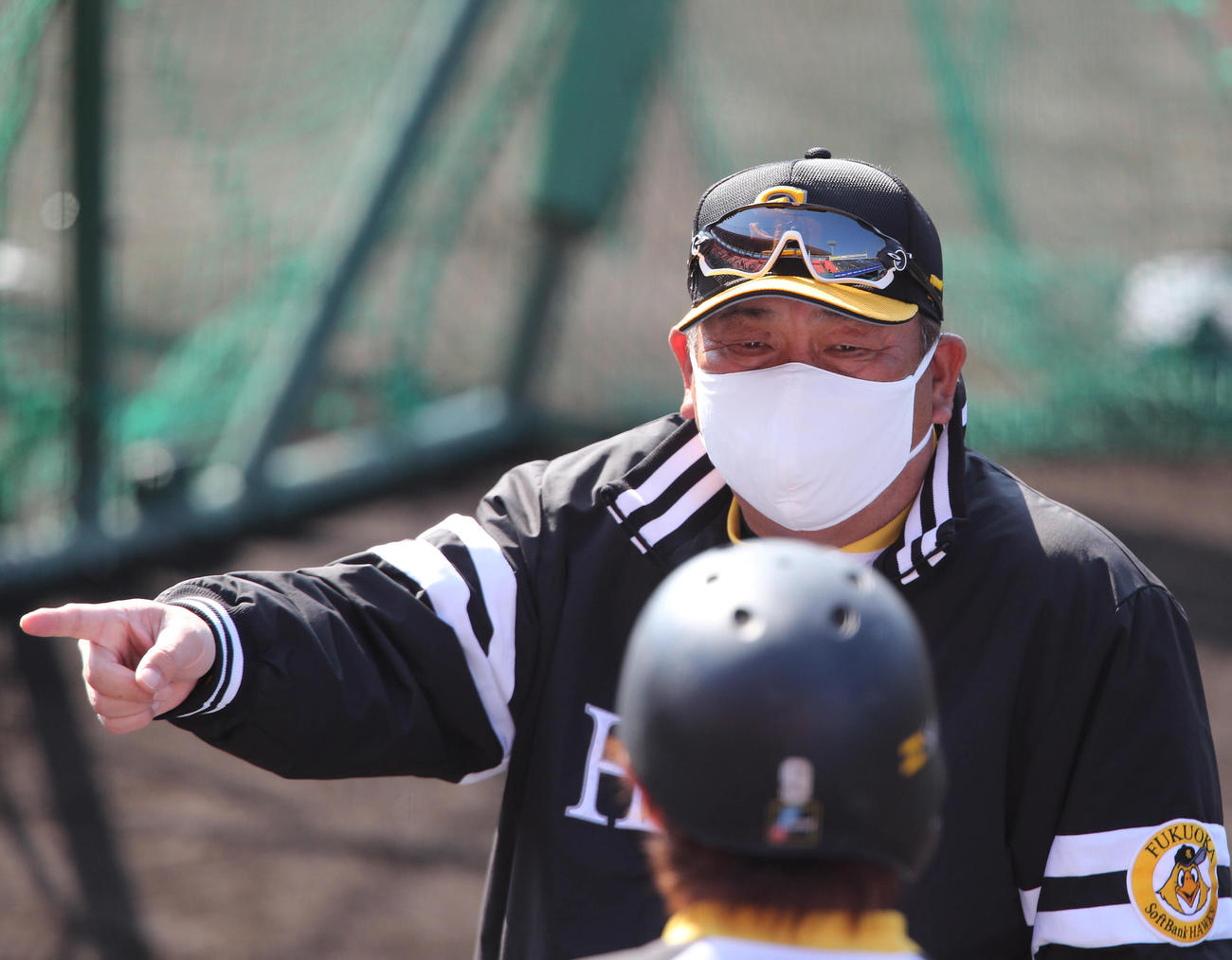 柳田悠岐と話をする藤本博史監督（撮影・梅根麻紀）