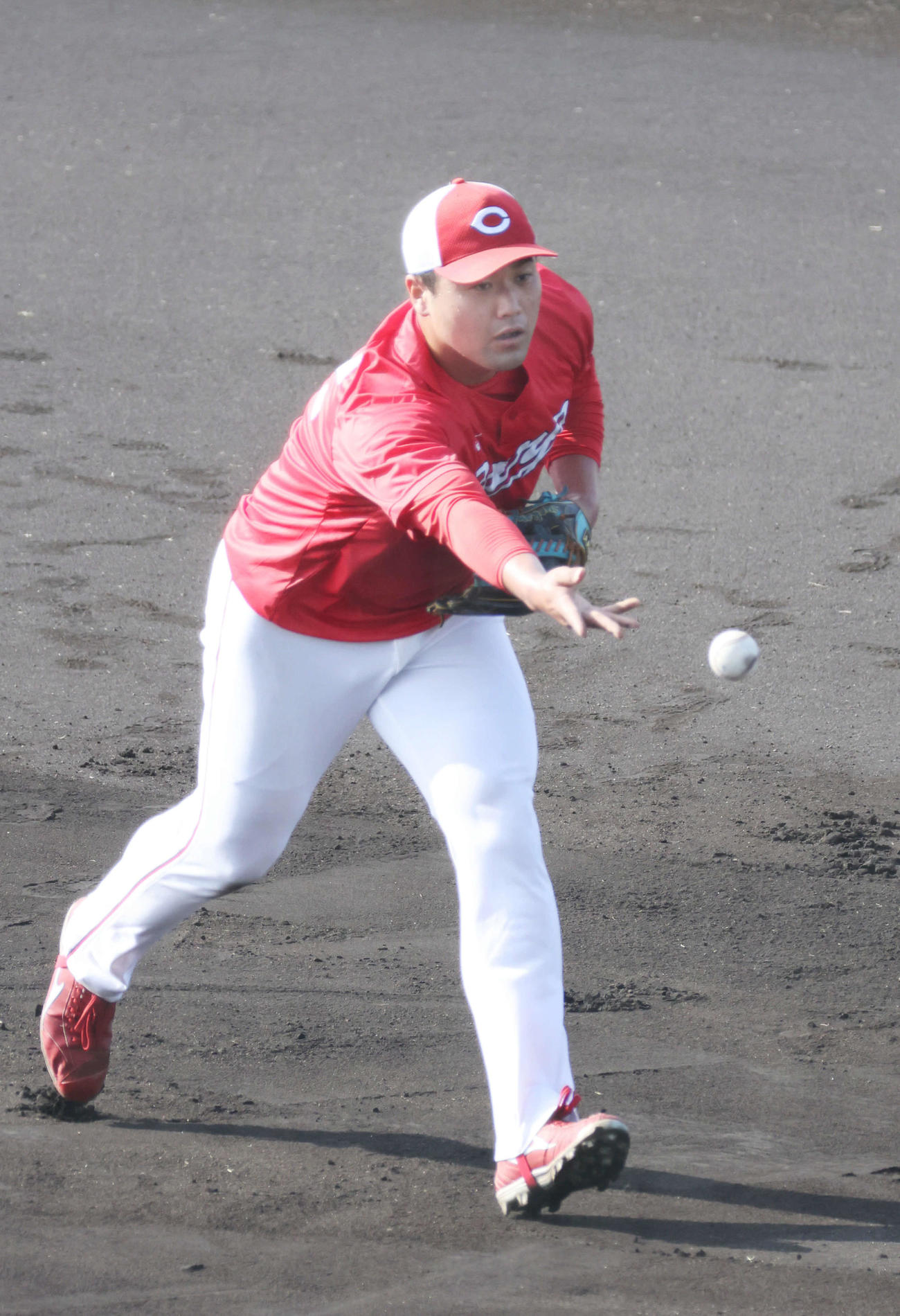 早出特守をする広島ドラフト6位の末包（撮影・加藤孝規）