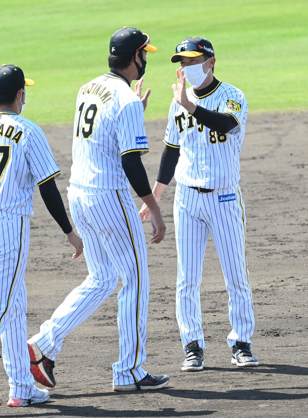 阪神宜野座キャンプを打ち上げ、藤浪（左）とタッチする矢野監督（撮影・前岡正明）