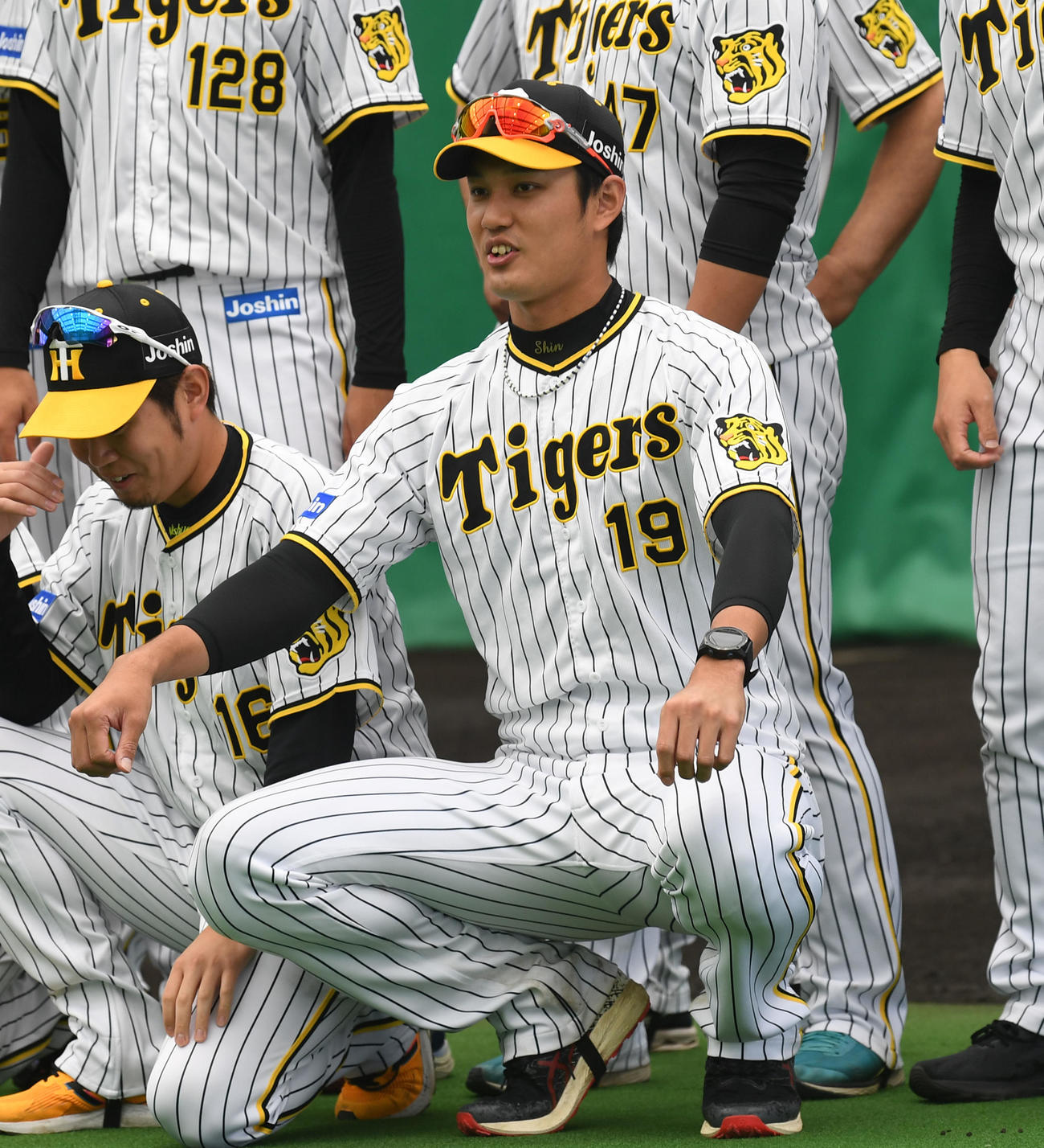 宜野座キャンプを打ち上げ、笑顔で記念撮影の準備をする阪神藤浪（撮影・前岡正明）