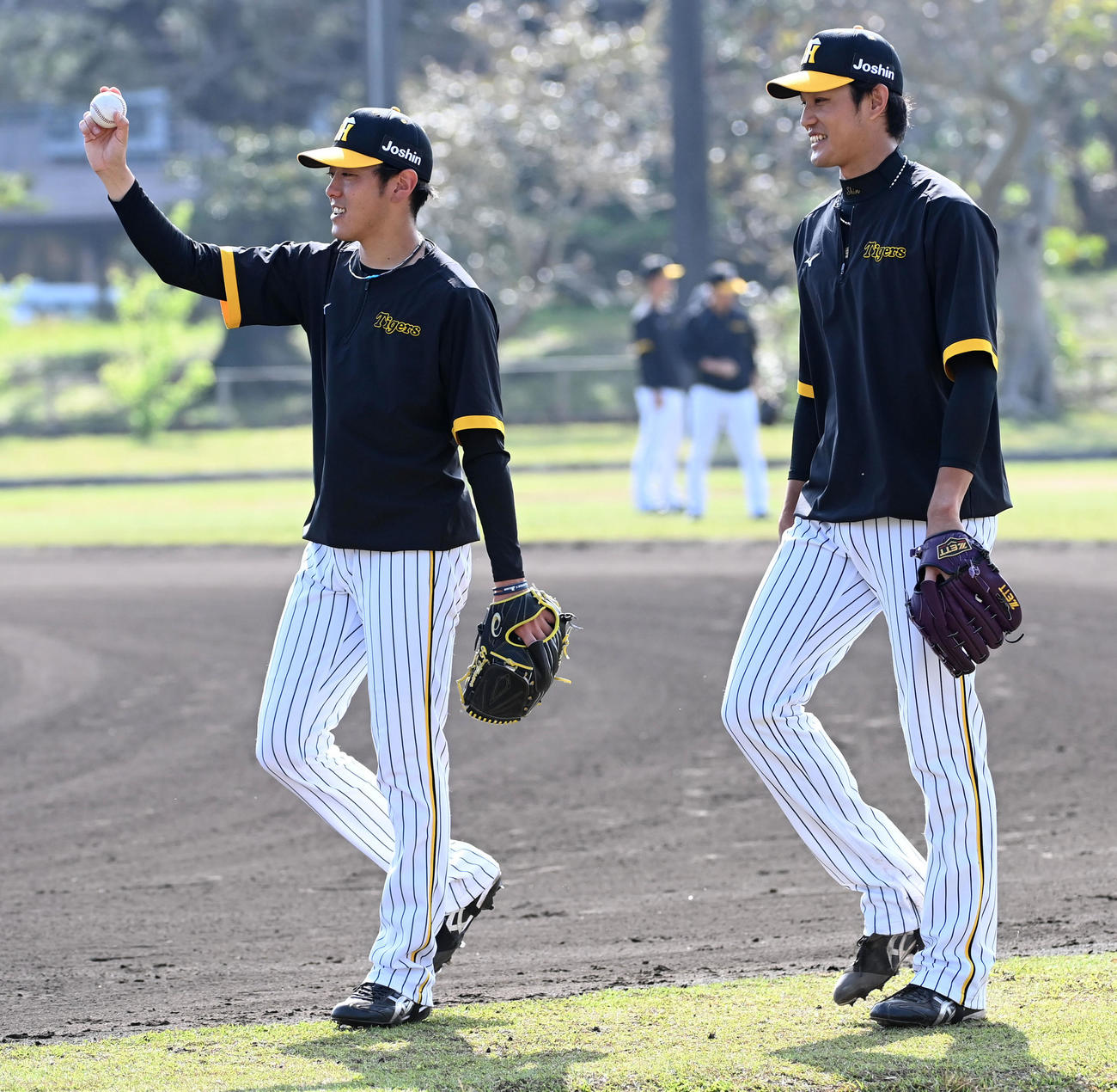 キャッチボールを終え笑顔を見せる阪神藤浪（右）と小川（撮影・前岡正明）