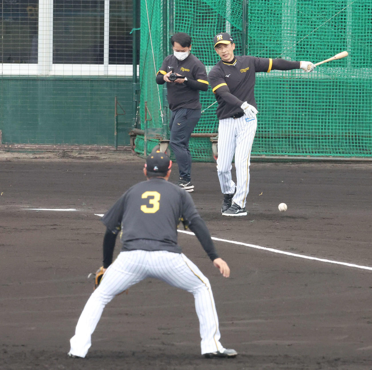 早出特守の大山（手前）にノックを打つ矢野監督（撮影・加藤哉）